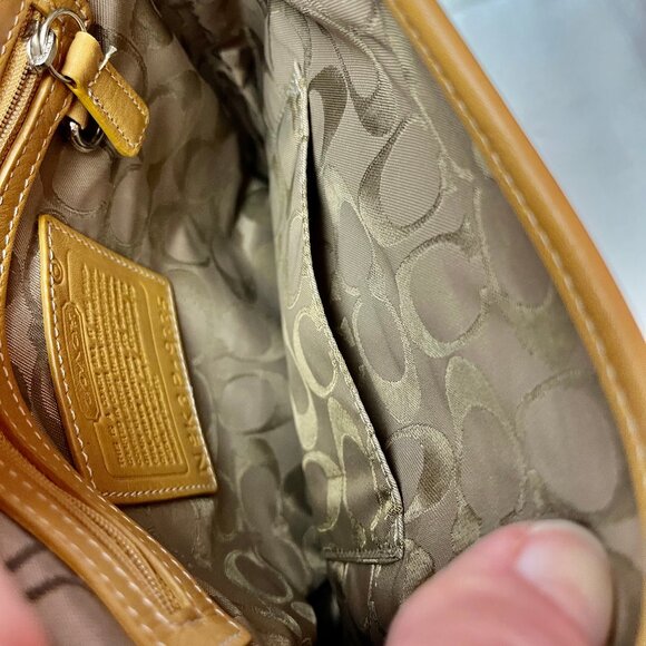 Vintage (1993) Coach Shoulder Bag - Mint Condition - Never Used - Golden Tan - Picture 3 of 4